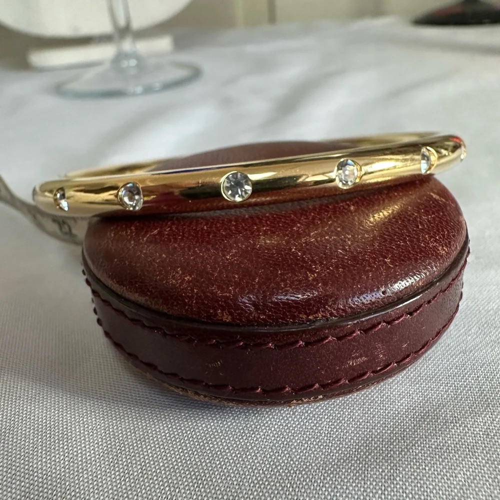 Goldtone bangle with inset etoile Austrian crystal